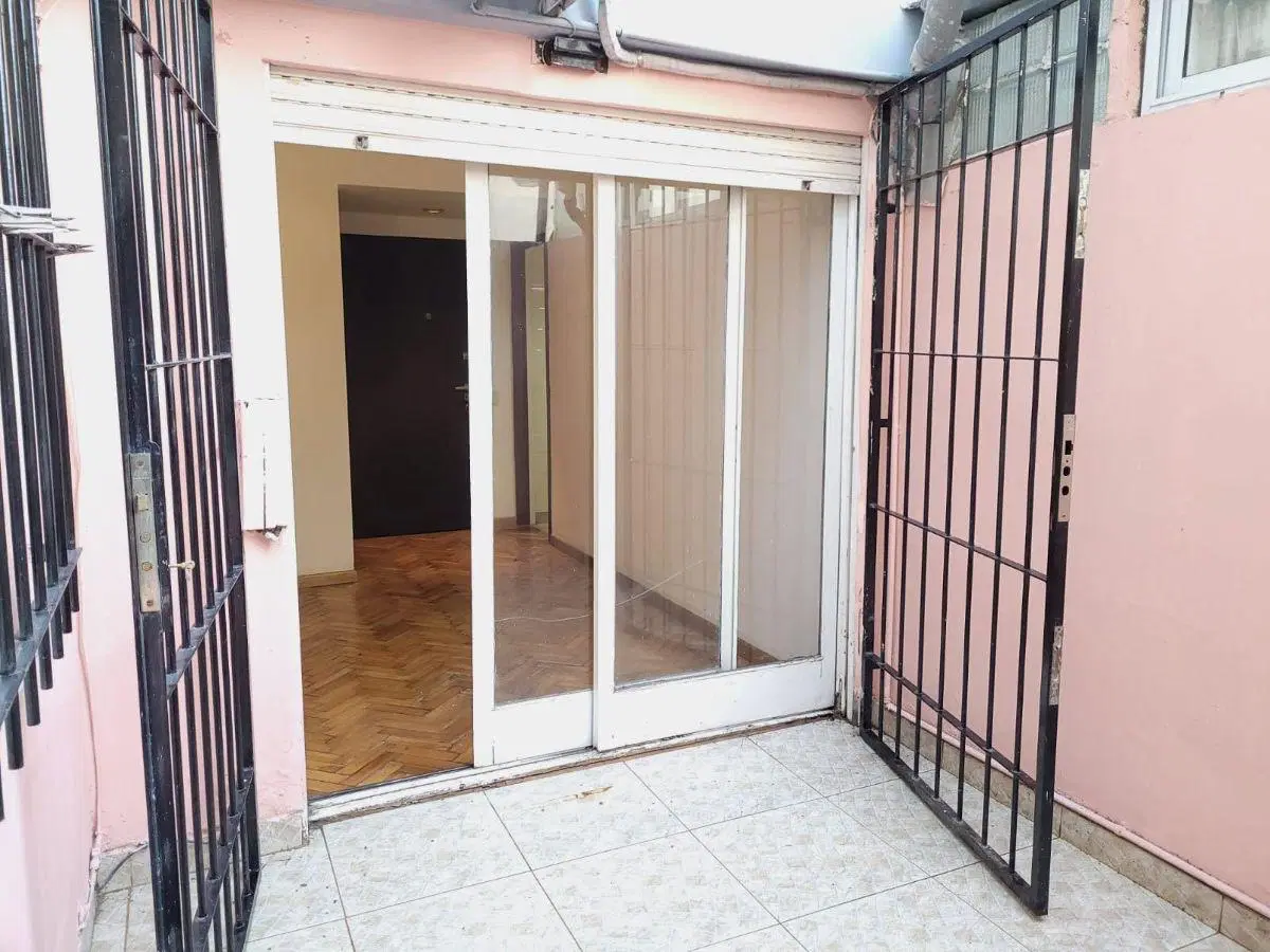 Venta Departamento dos ambientes con patio. Villa del Parque 3
