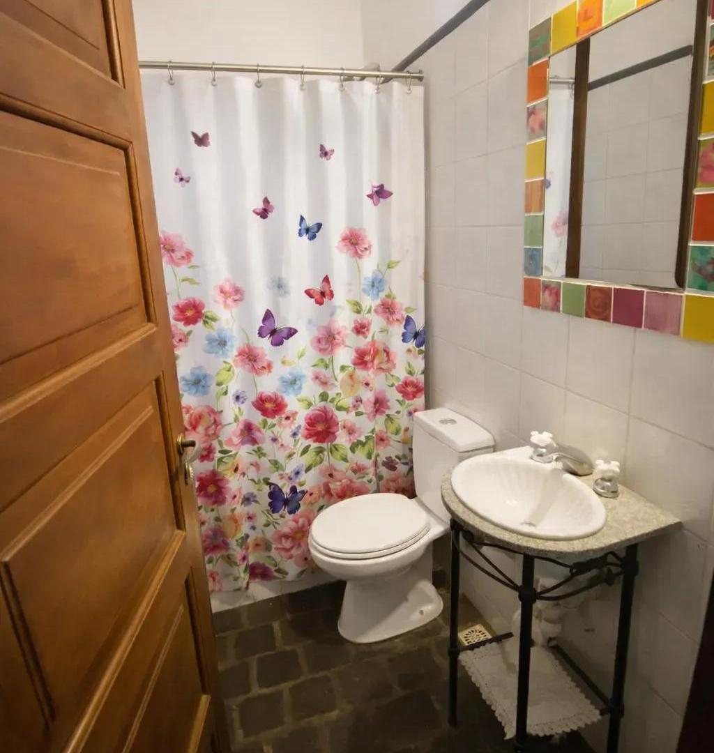 Foto de Casa en Venta. 4 Ambientes con Quincho . Pileta. Super luminosa, imagen 3