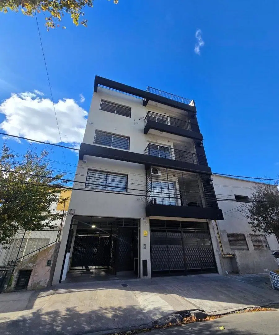 3 Ambientes al Frente con amplio Balcon y Cochera en General San Martin 2