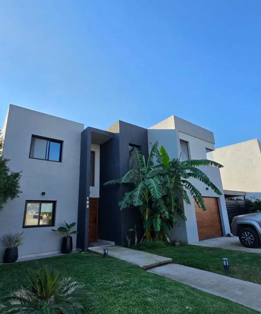 Casa 5 ambientes con 3 baños, fondo y Pilera en Pilar del Este, Santa Elena 2