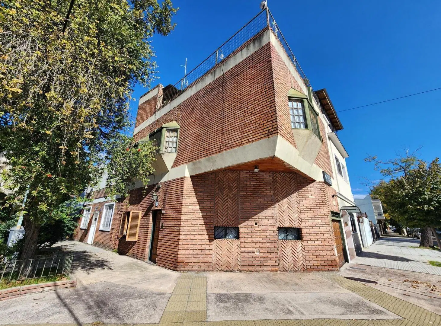 Casa 5 ambientes con garaje y terraza en Villa Pueyrredon 1