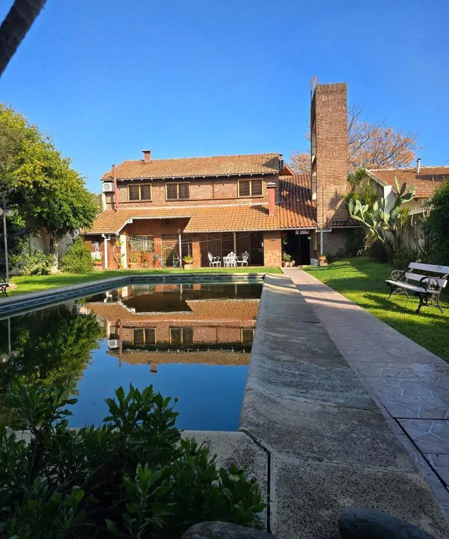 Enorme casa 6 ambientes con gran quincho y pileta sobre terreno de 750 m2 en Villa Ballester 2