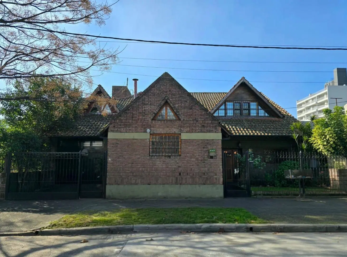 Enorme casa 6 ambientes con gran quincho y pileta sobre terreno de 750 m2 en Villa Ballester 5