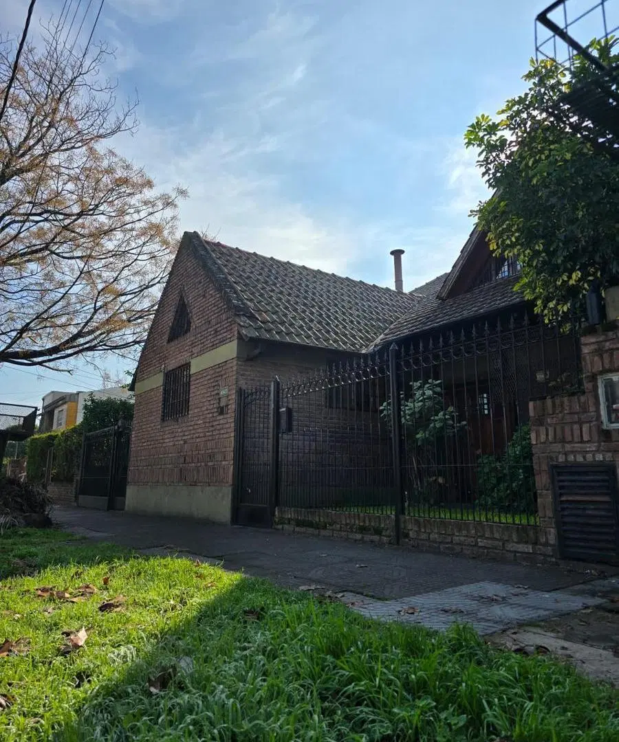 Enorme casa 6 ambientes con gran quincho y pileta sobre terreno de 750 m2 en Villa Ballester 8