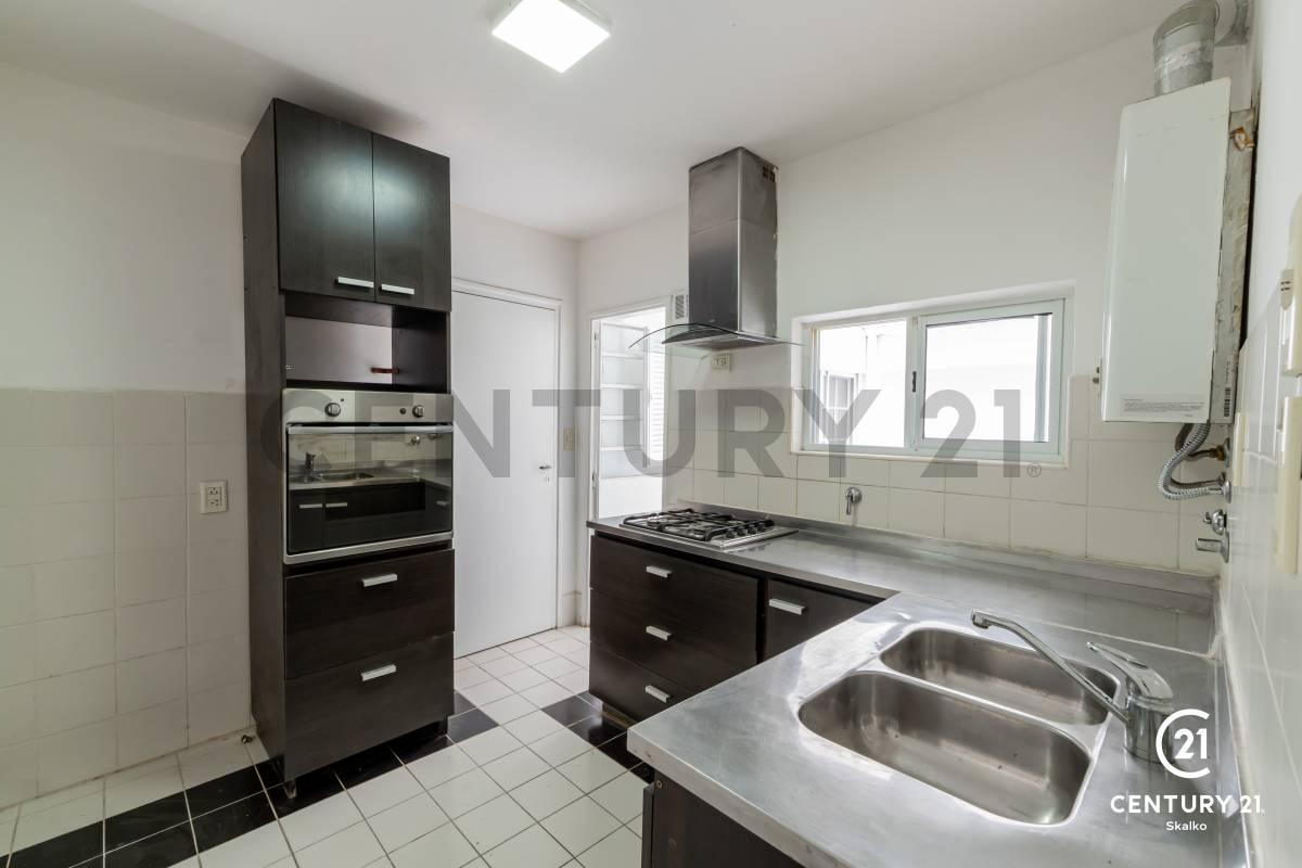 Venta Departamento Tres Dorm. Patio Zona Río 1