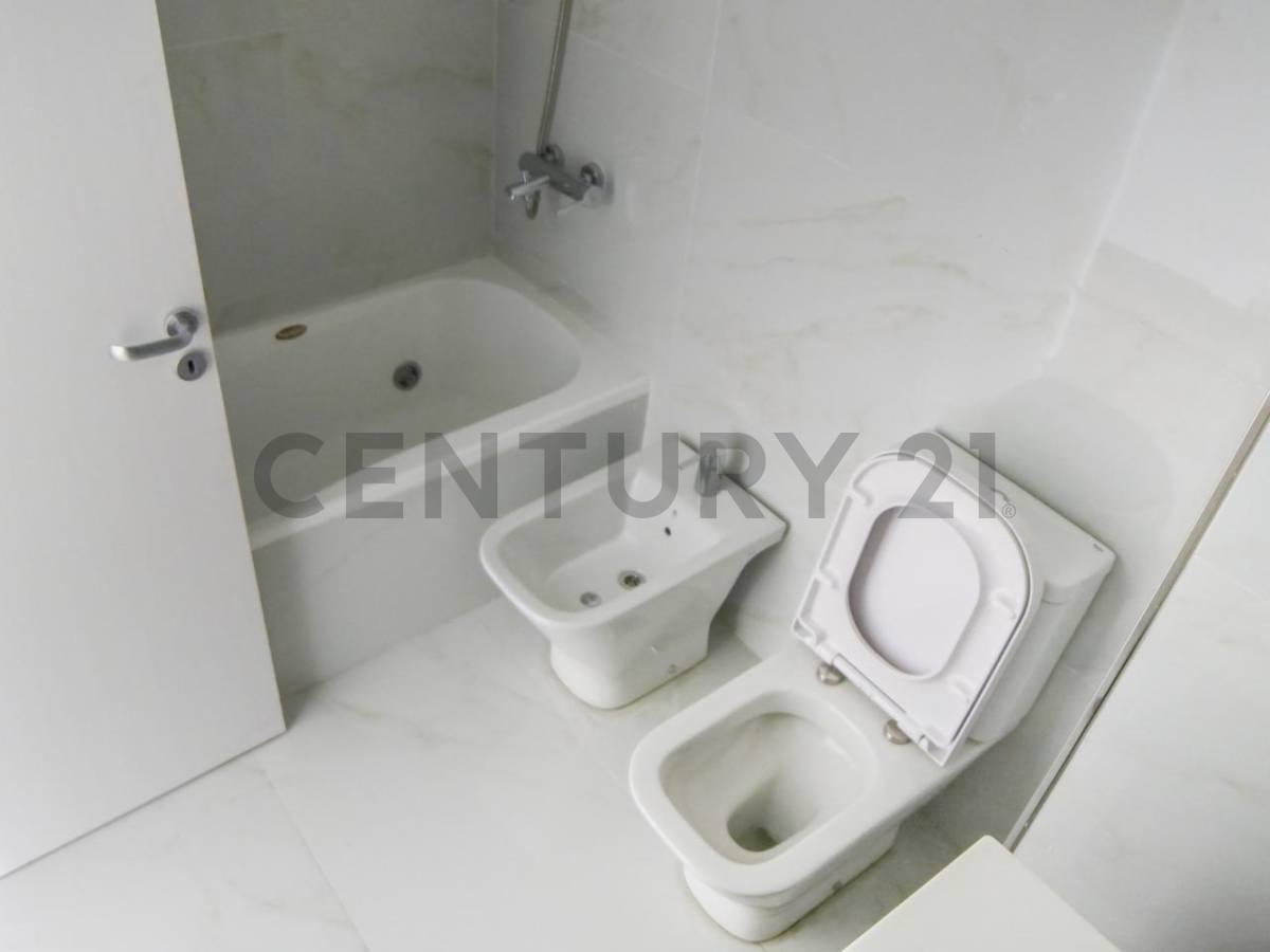 Venta Departamento Tres Dorm. en Fisherton View con Cochera 2