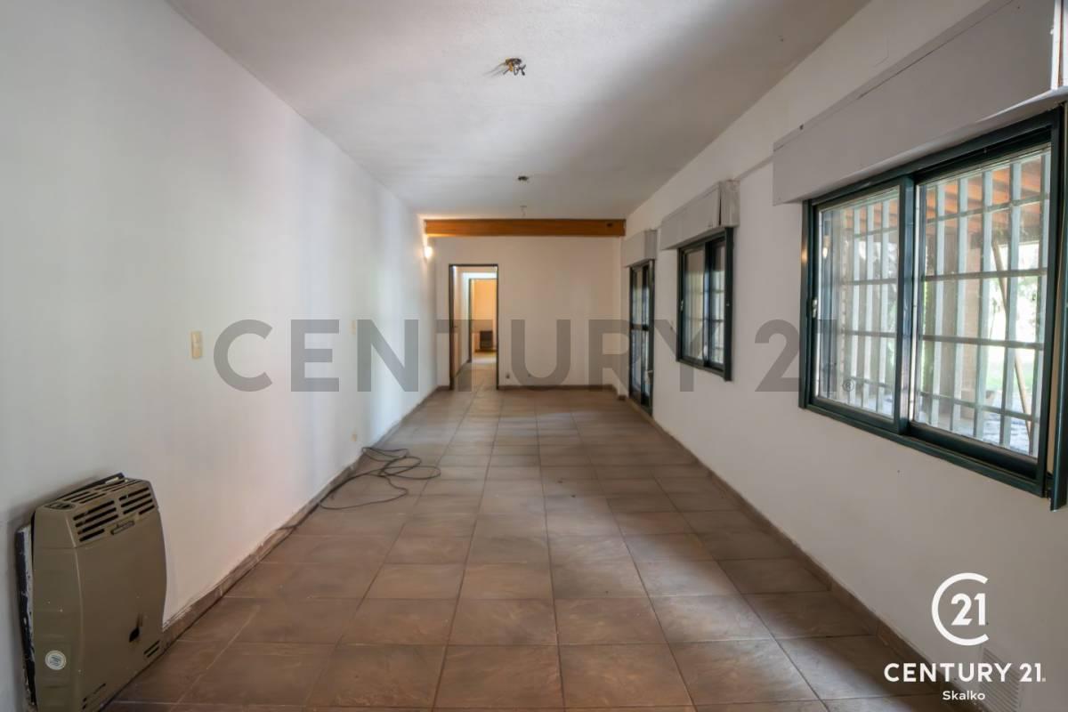 Galpon con Casa 2 Dorm., Jardín y Pileta 2