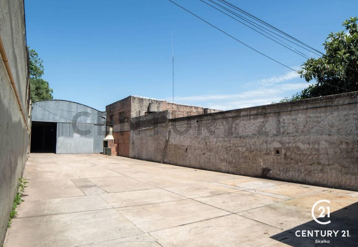 Galpon con Casa 2 Dorm., Jardín y Pileta 4