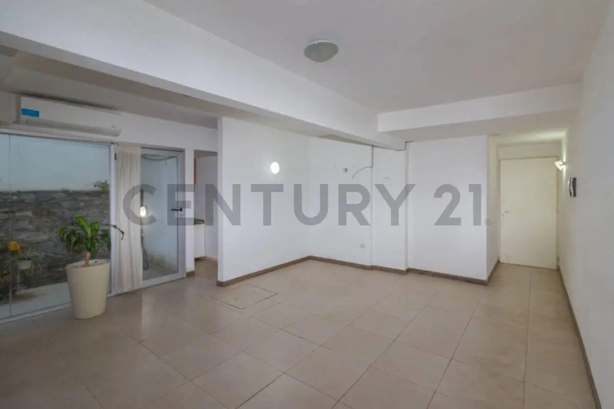 ALQUILER OFICINA, PLANTA BAJA CON PATIO, COCINA, BAÑO, ESPACIO DE GUARDADO, BARRIO ABASTO, ROSARIO 3