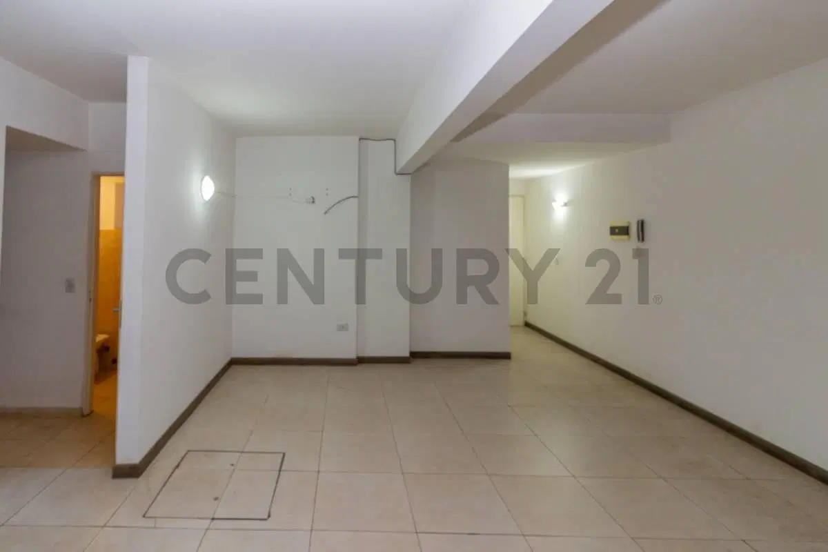 ALQUILER OFICINA, PLANTA BAJA CON PATIO, COCINA, BAÑO, ESPACIO DE GUARDADO, BARRIO ABASTO, ROSARIO 4