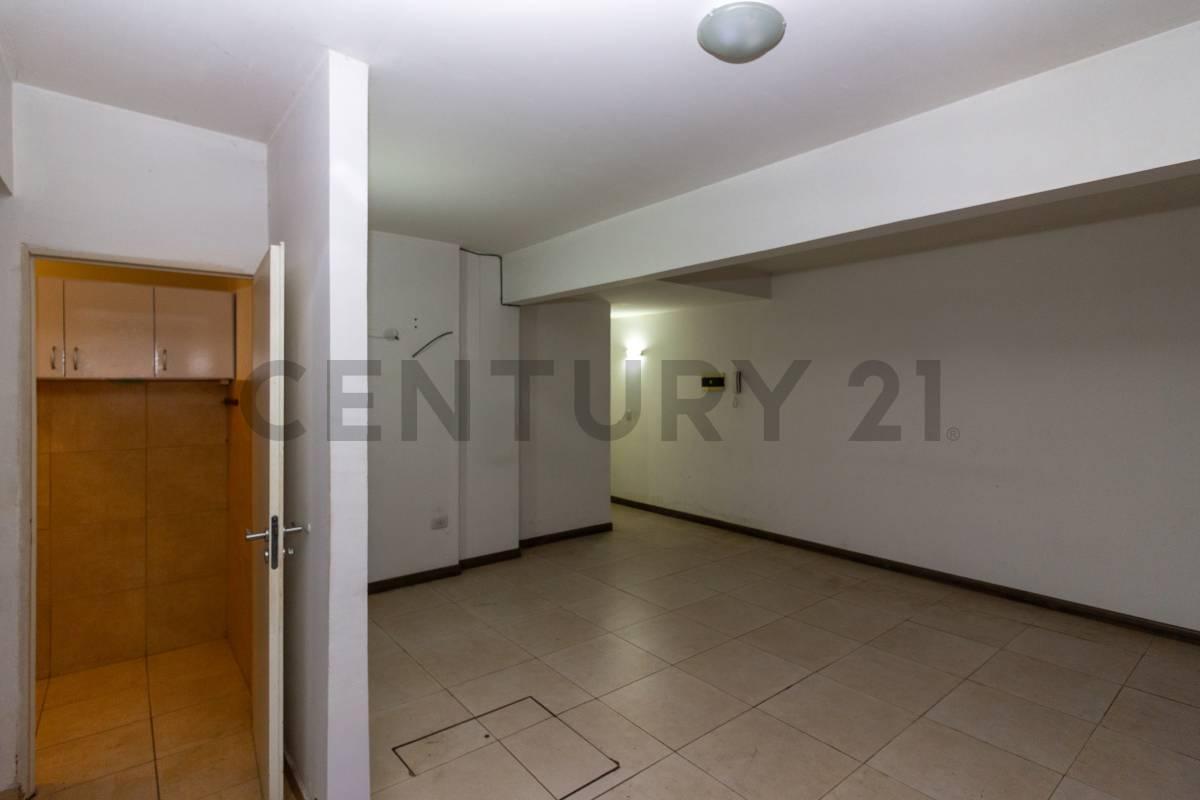 ALQUILER OFICINA, PLANTA BAJA CON PATIO, COCINA, BAÑO, ESPACIO DE GUARDADO, BARRIO ABASTO, ROSARIO