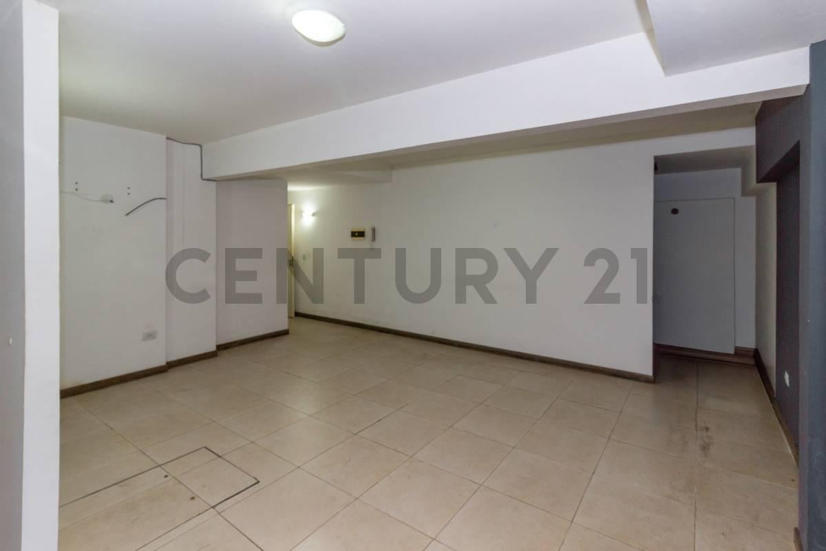 ALQUILER OFICINA, PLANTA BAJA CON PATIO, COCINA, BAÑO, ESPACIO DE GUARDADO, BARRIO ABASTO, ROSARIO