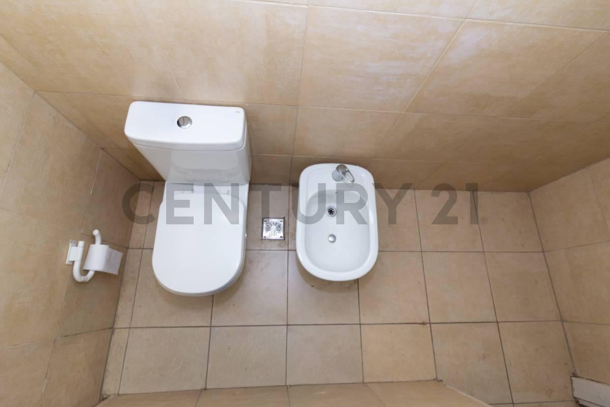 ALQUILER OFICINA, PLANTA BAJA CON PATIO, COCINA, BAÑO, ESPACIO DE GUARDADO, BARRIO ABASTO, ROSARIO