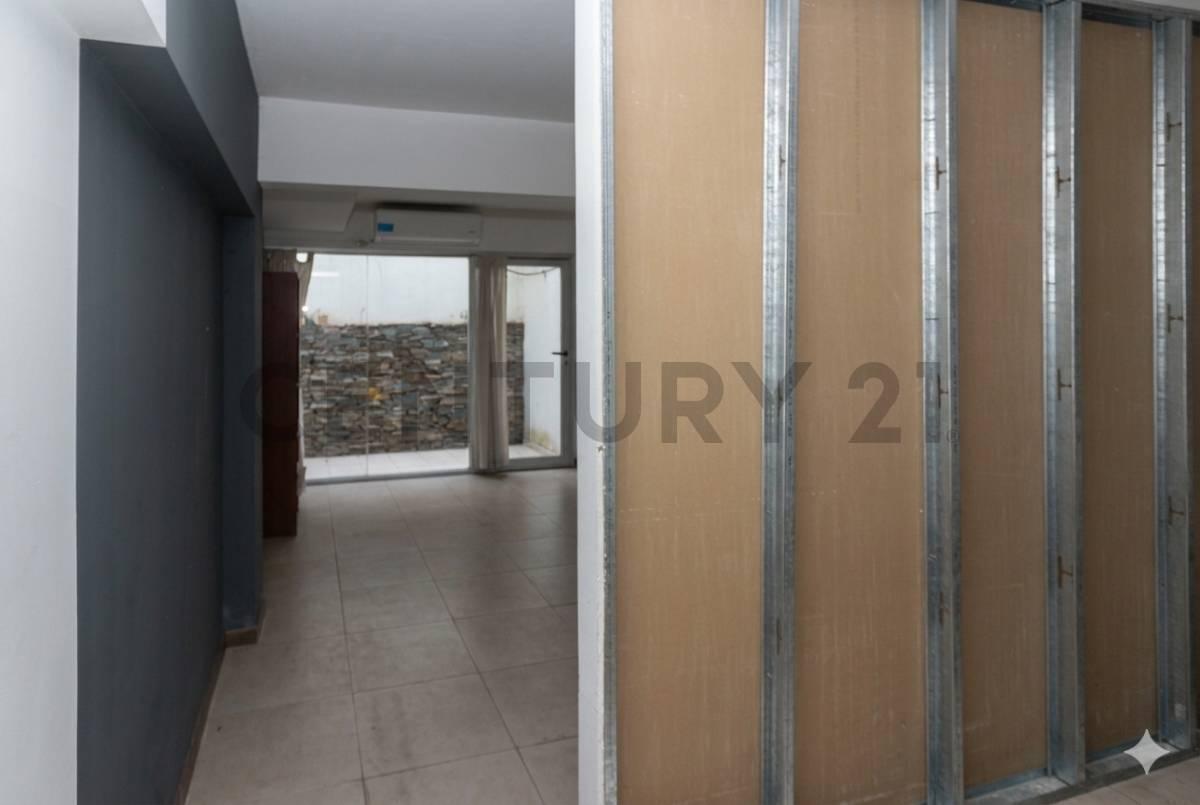 ALQUILER OFICINA, PLANTA BAJA CON PATIO, COCINA, BAÑO, ESPACIO DE GUARDADO, BARRIO ABASTO, ROSARIO