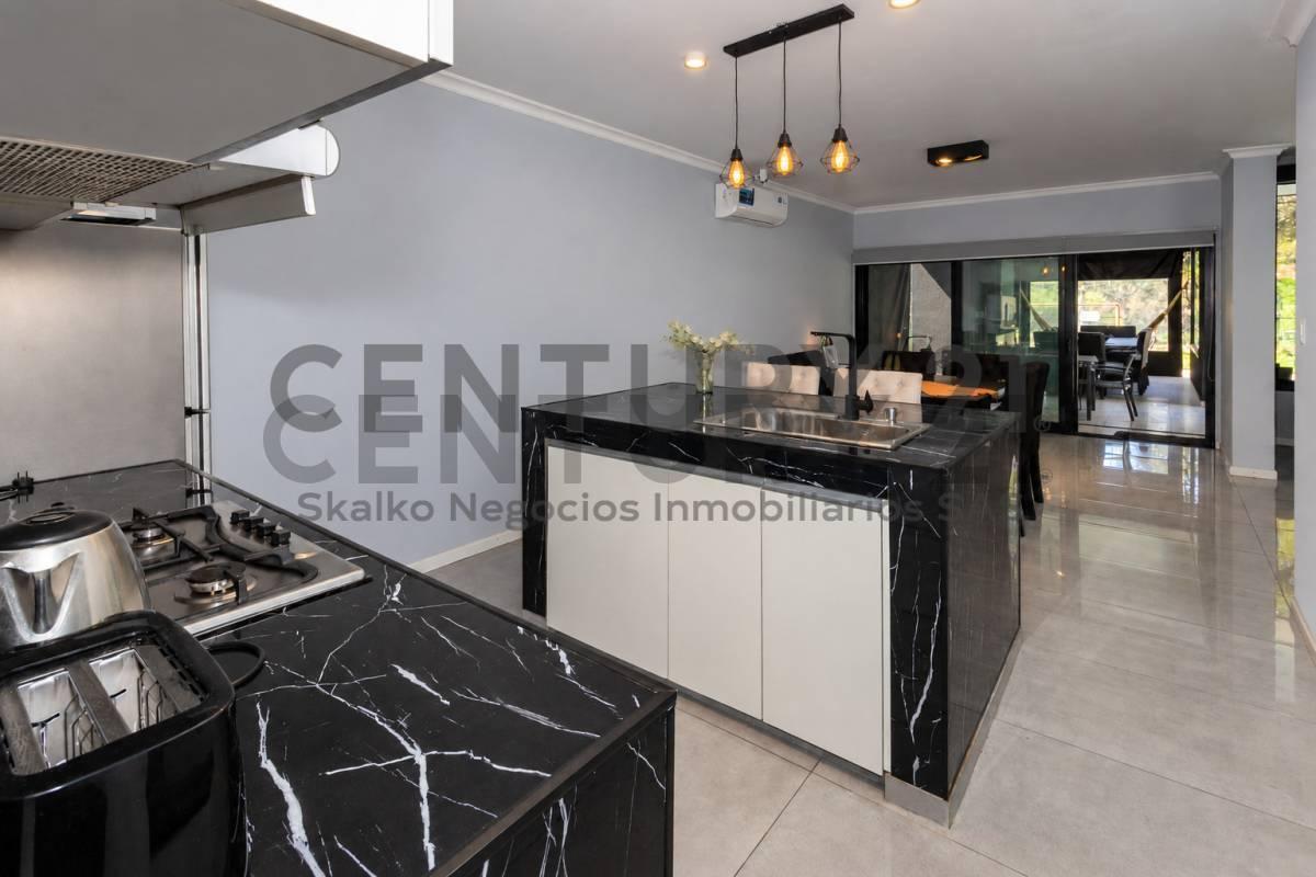 Foto de VENTA CASA 3 DORMITORIOS, QUINCHO, PISCINA, TERRAZA ,JACUZZI, imagen 2