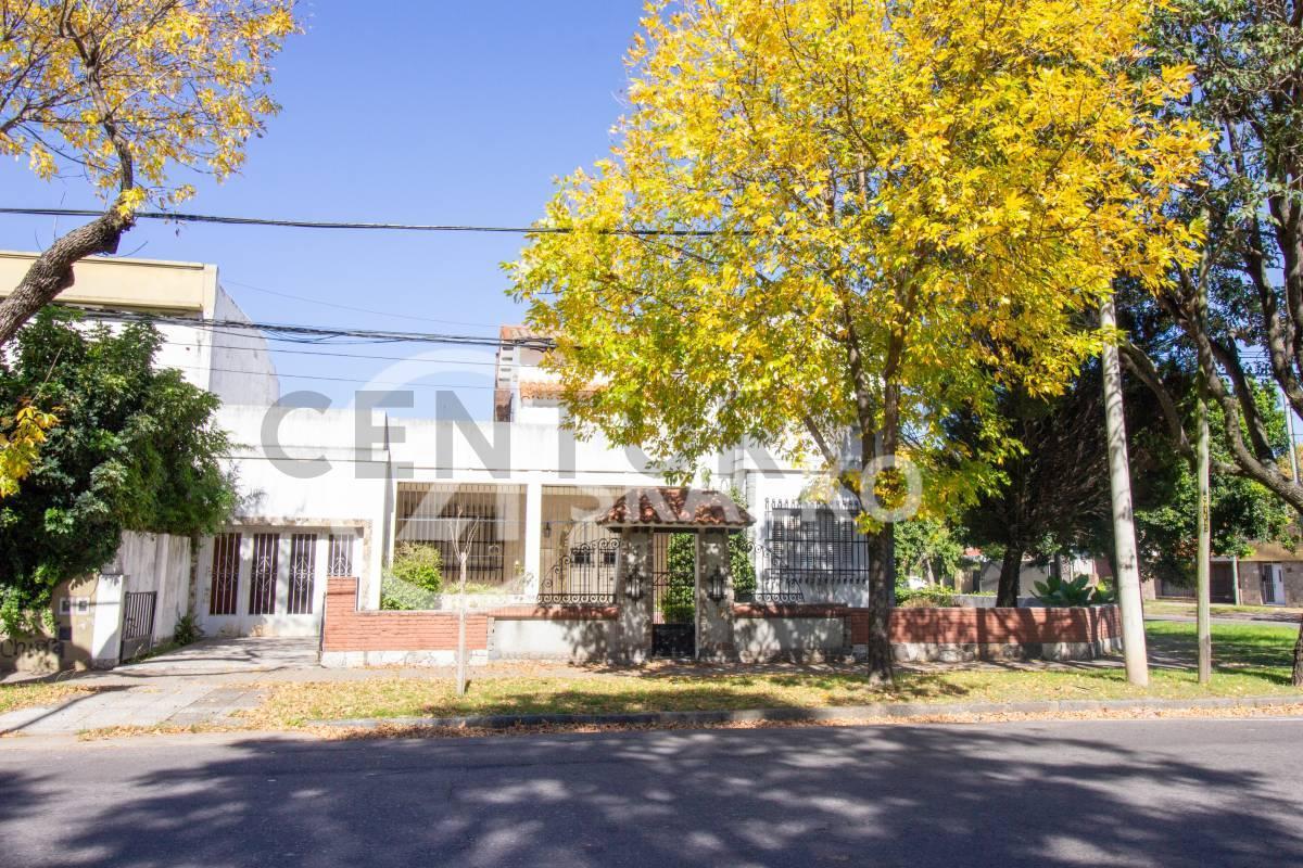 Foto de VENTA CASA 4 DORMITORIOS, 3 BAÑOS, PILETA, JARDIN, QUINCHO, BARRIO, imagen 2