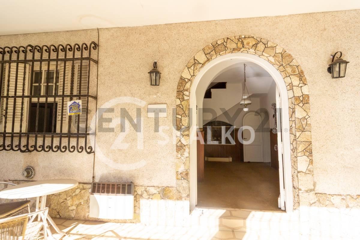 Foto de VENTA CASA 4 DORMITORIOS, 3 BAÑOS, PILETA, JARDIN, QUINCHO, BARRIO, imagen 5