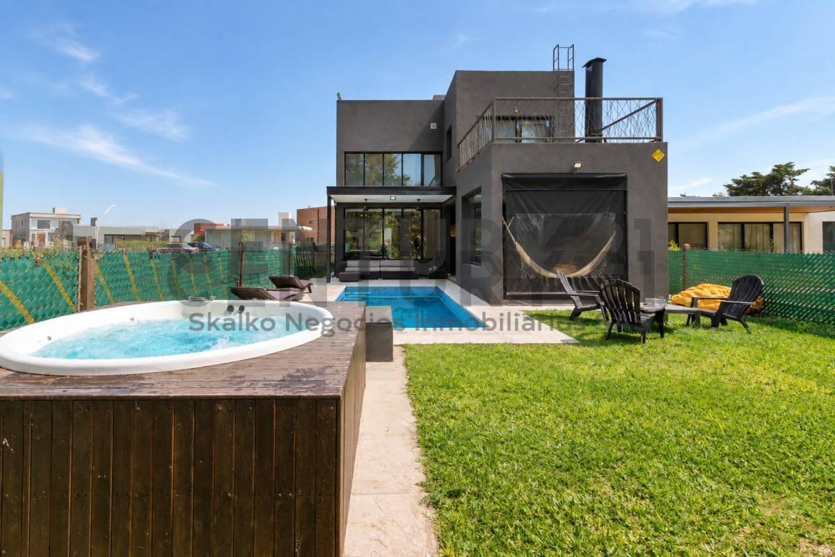 Foto de VENTA CASA 3 DORMITORIOS, QUINCHO, PISCINA, TERRAZA ,JACUZZI, imagen 2