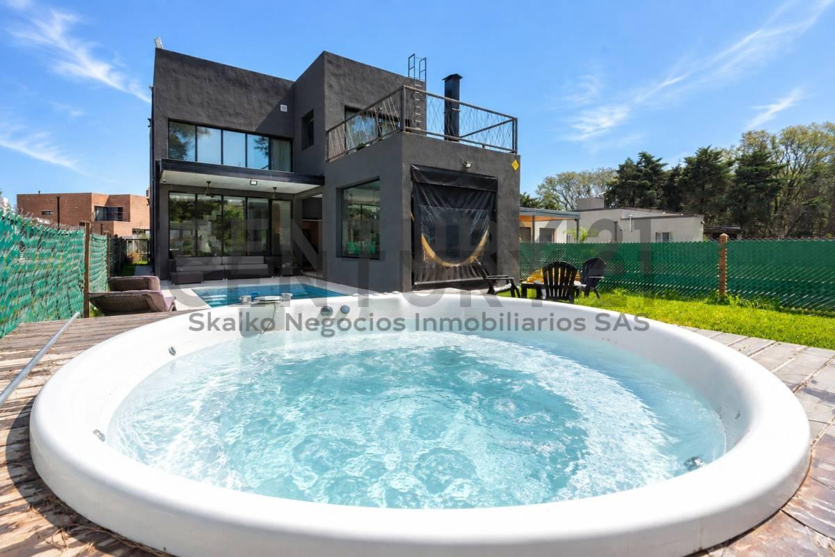 VENTA CASA 3 DORMITORIOS, QUINCHO, PISCINA, TERRAZA ,JACUZZI, BRISANOVA, PUEBLO