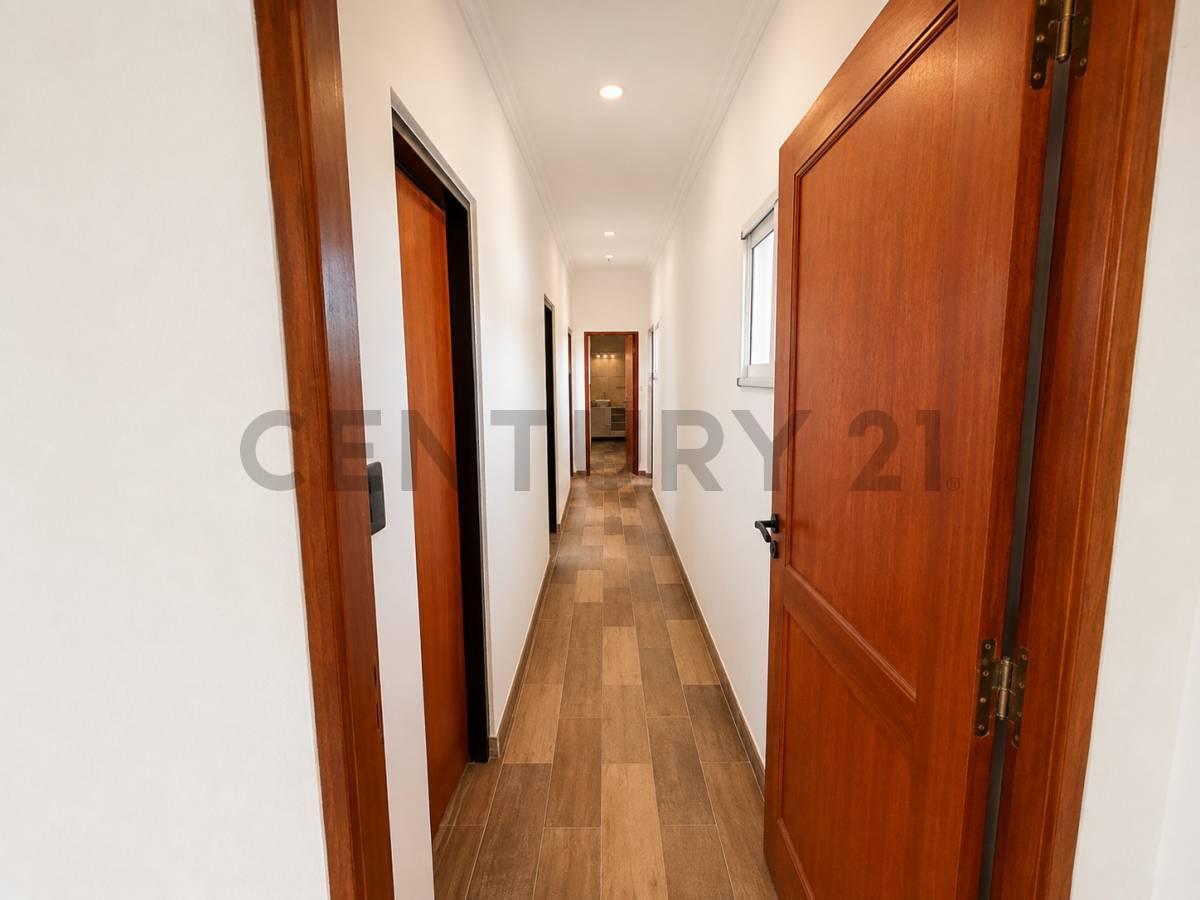 VENTA CASA TRES DORMITORIOS, PILETA, COCHERA, DOS BAÑOS, BARRIO PRIVADO, PINARES