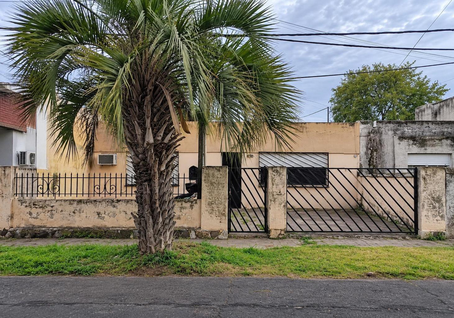 Foto de VENTA CASA A RECICLAR, TRES DORMITORIOS, GARAGE, PATIO, BARRIO LUDUEÑA, imagen 1