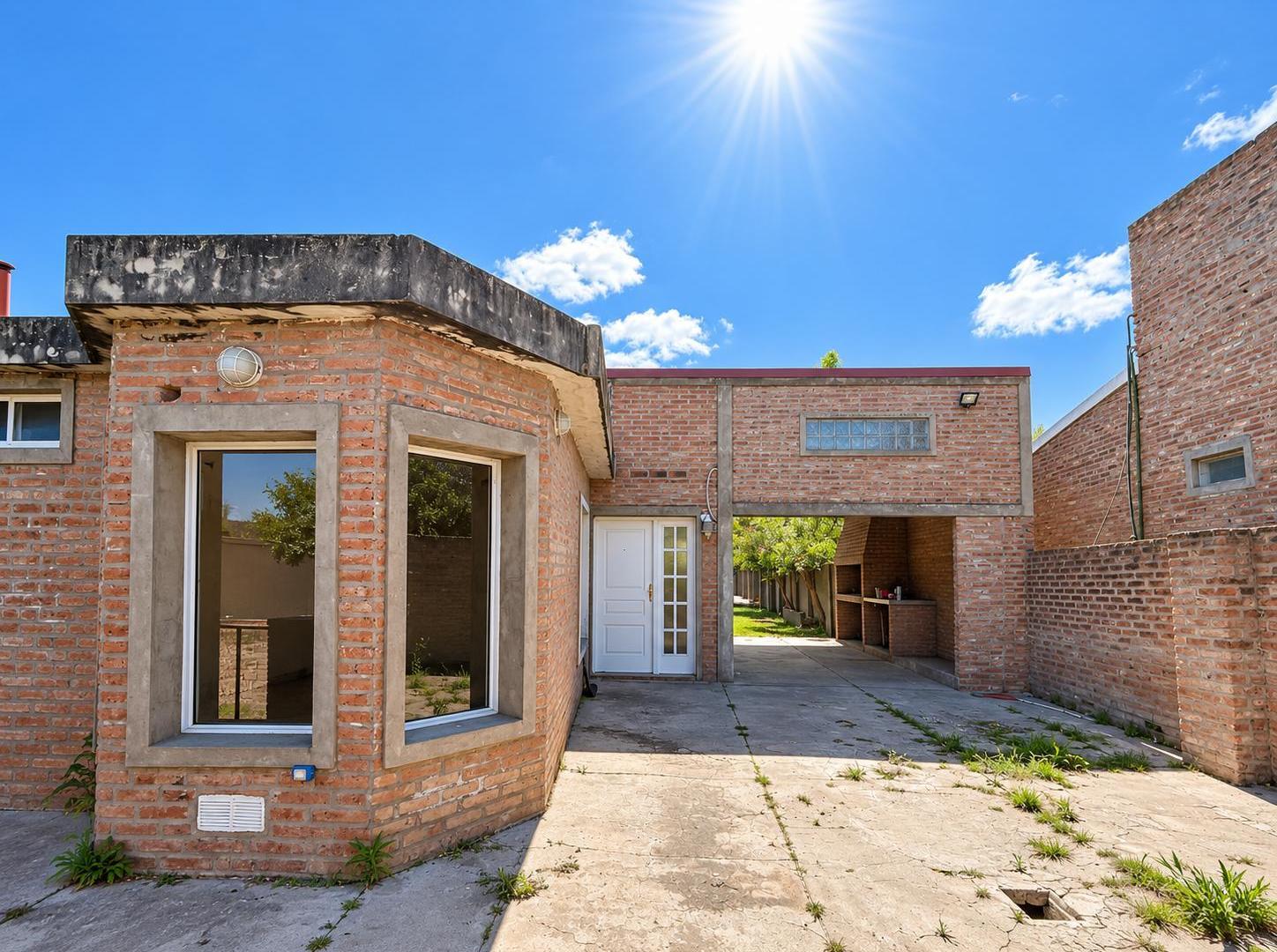 Foto de VENTA CASA, 3 DORMITORIOS, GARAGE, PATIO, QUINCHO, ÁLVAREZ, SANTA FE., imagen 2