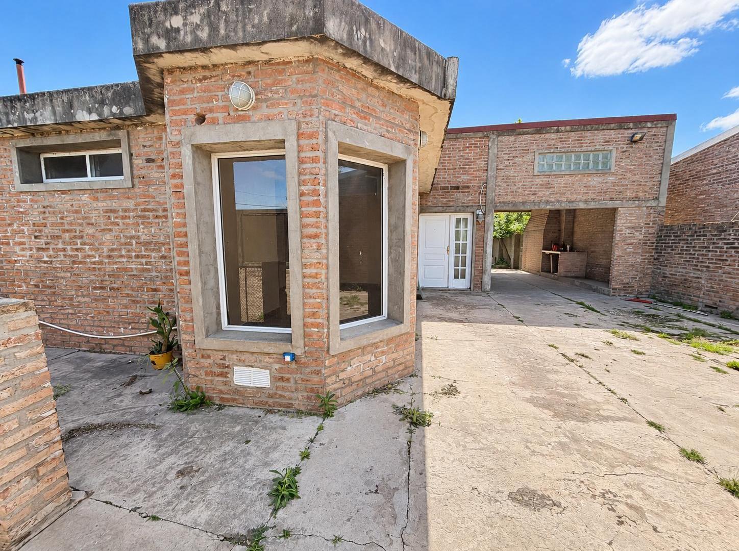 VENTA CASA, 3 DORMITORIOS, GARAGE, PATIO, QUINCHO, ÁLVAREZ, SANTA FE.
