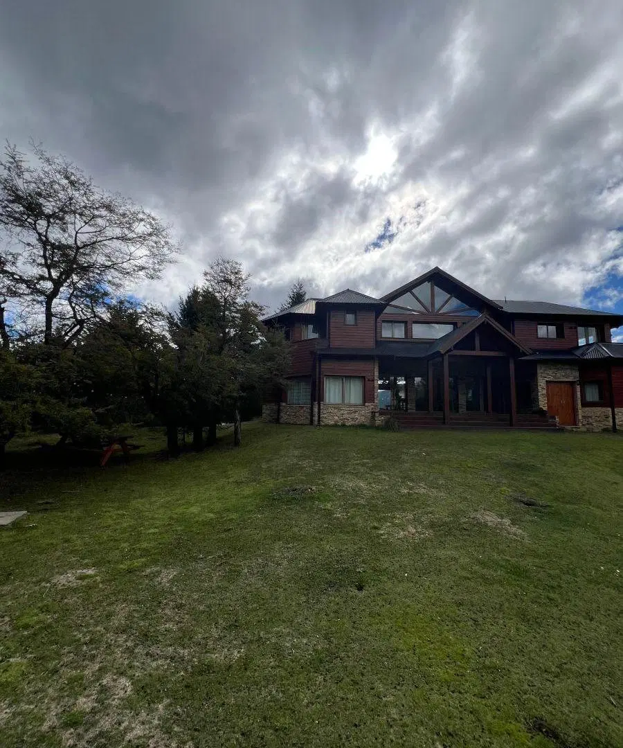 Casa premium 400 m² · 4 dorm + 2 suites · Lote 2.570 m² · Estancia Los Ñires 4