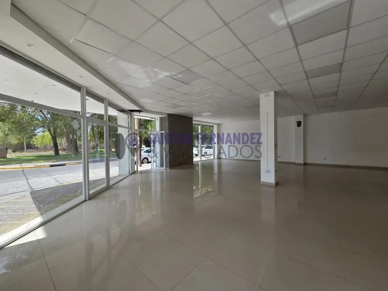 Neuquen Alquiler Local Oficina Comercial en esquina 5