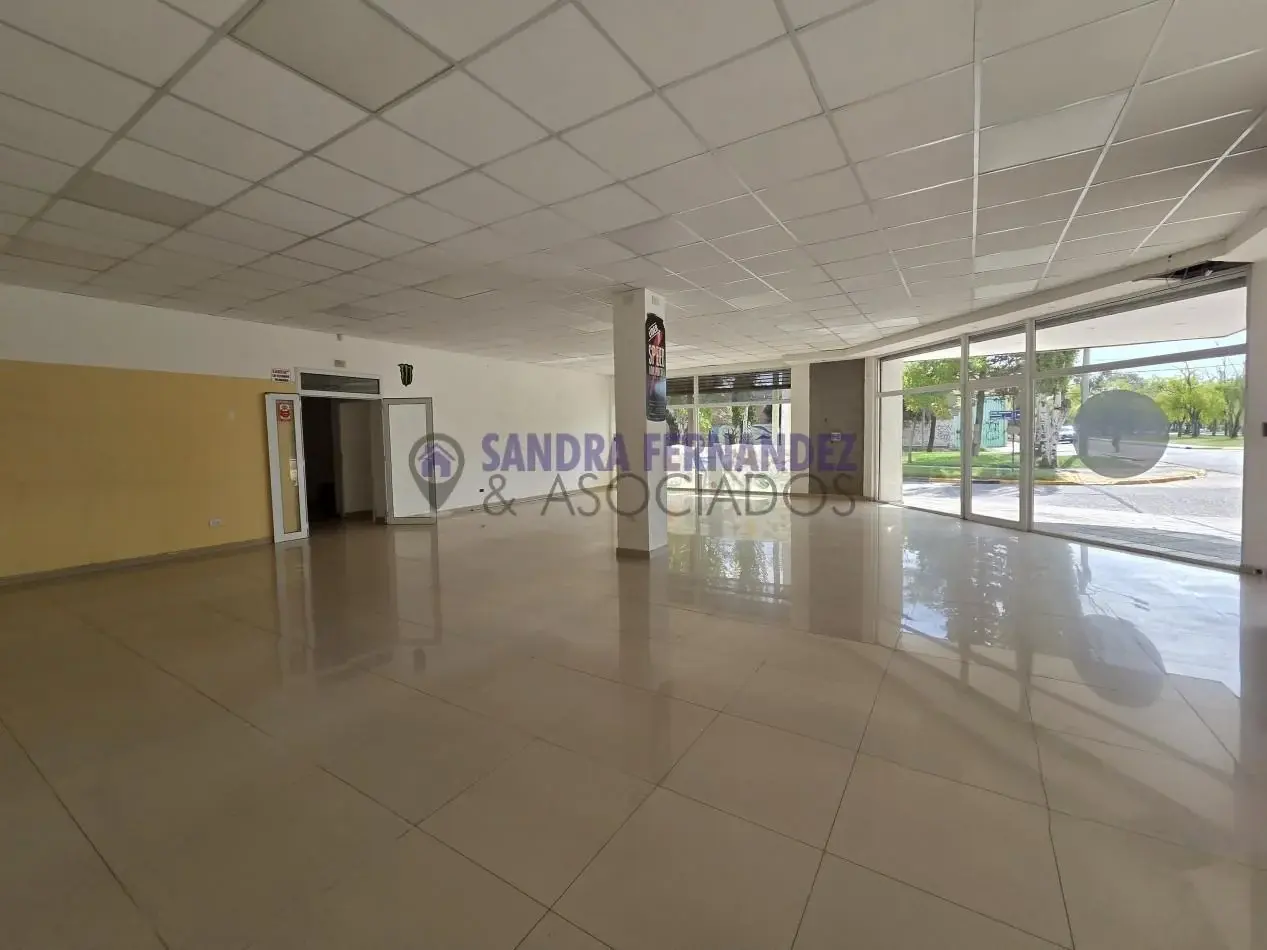 Neuquen Alquiler Local Oficina Comercial en esquina 2