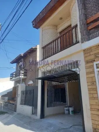 Neuquen Alquiler Duplex 3 dormitorios entrada para vehiculo con rejas 2