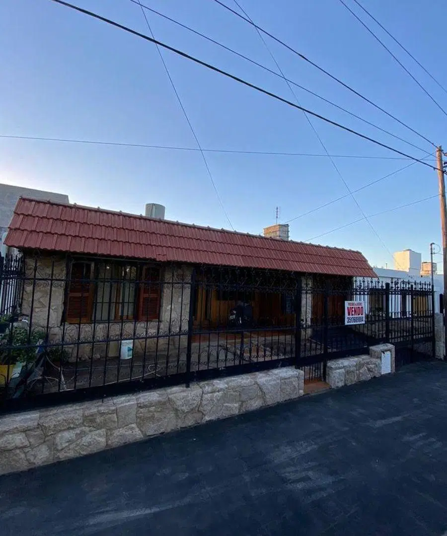 CASA EN VENTA FRENTE A LA PLAZA 1