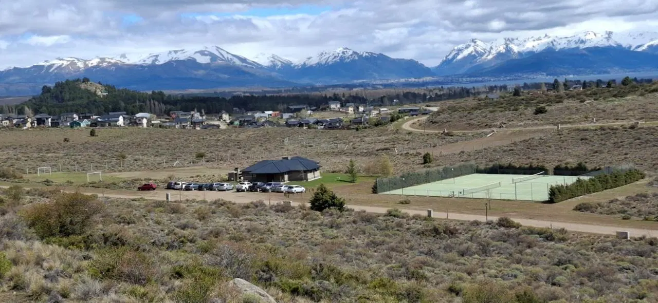 Muy lindo terreno en Barrancas de Dina Huapi con vista al lago 1
