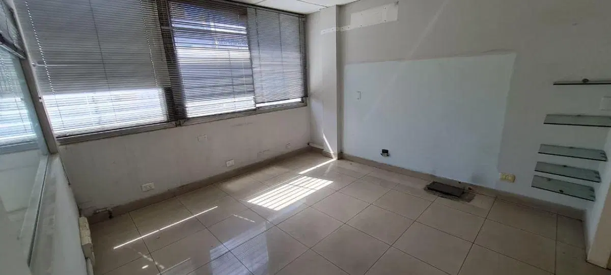 A mts Mercado Norte gran local comercial con dependencias en alquiler 3