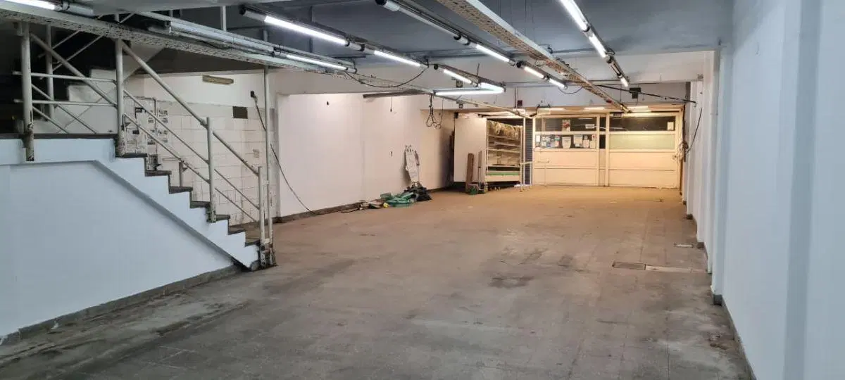 A mts Mercado Norte gran local comercial con dependencias en alquiler 2