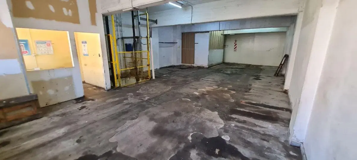 A mts Mercado Norte gran local comercial con dependencias en alquiler 4