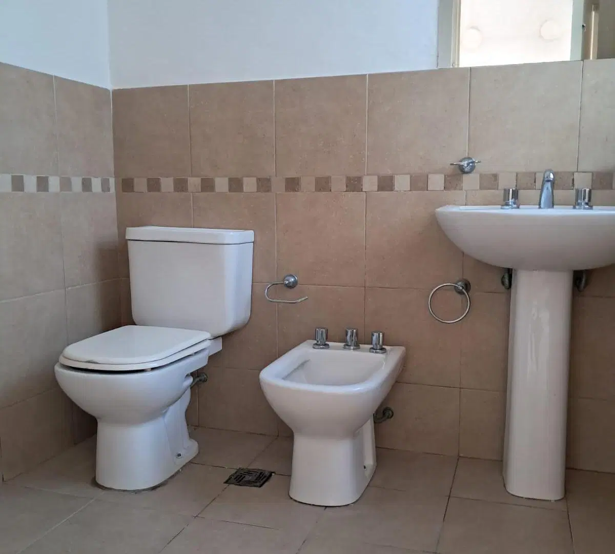 ALQUILO piso completo 2 dormitorios balcón asador barrio Alto Alberdi 5