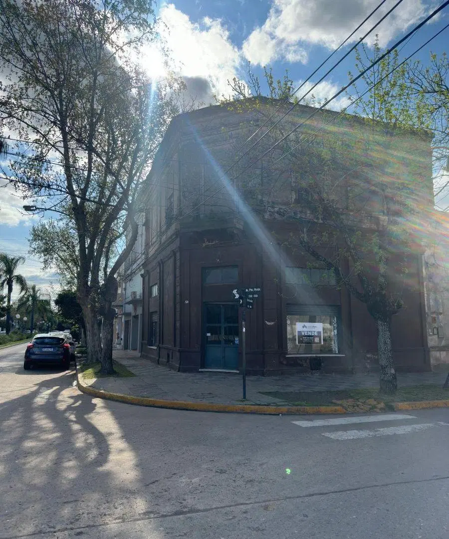 Local COmercial en esquina Capitan Samiento 5