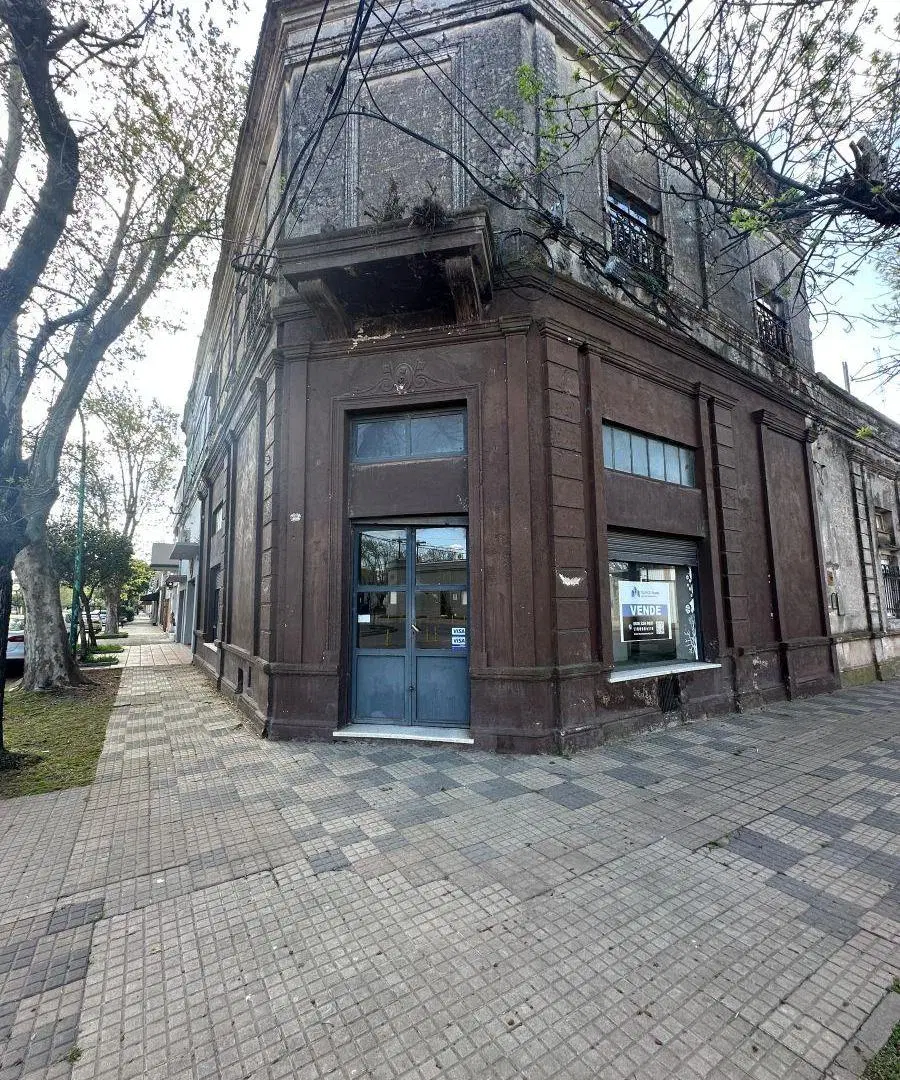 Local COmercial en esquina Capitan Samiento 4