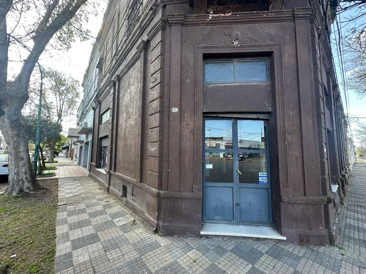 Local COmercial en esquina Capitan Samiento 2