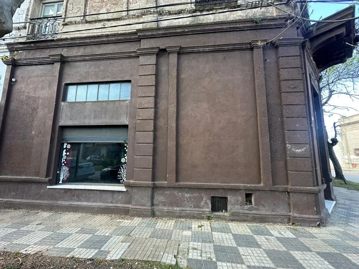 Local COmercial en esquina Capitan Samiento 3