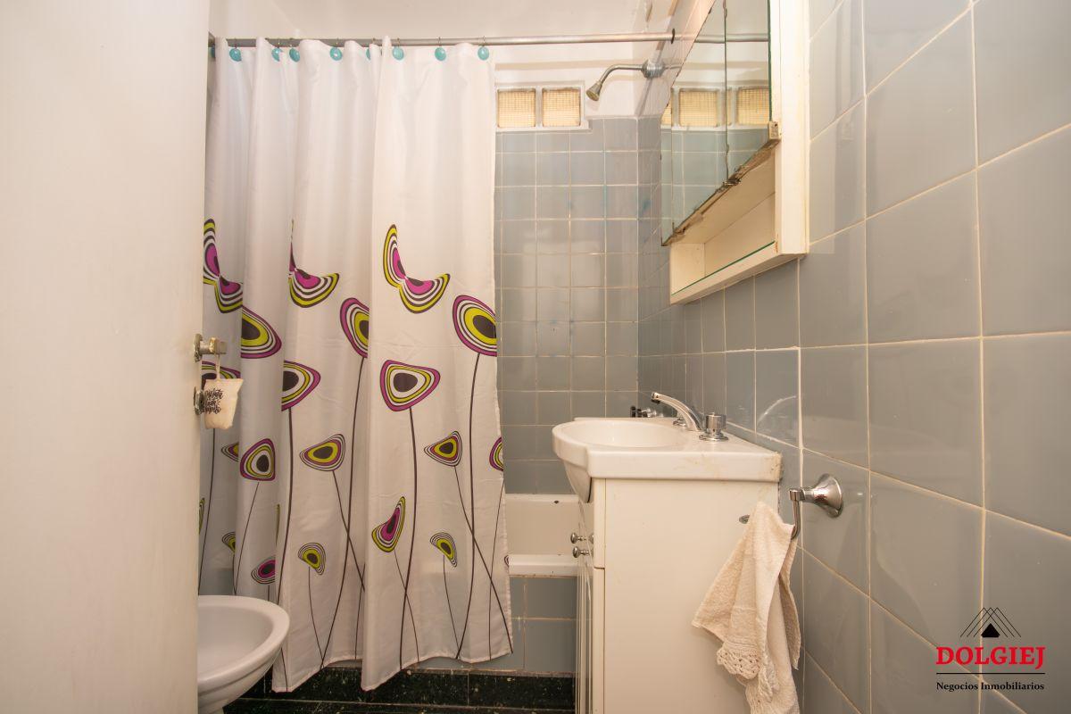 3 AMBIENTES CON BALCON AL FRENTE - - COCINA SEPARADA Y LAVADERO INDEPENDIENTE