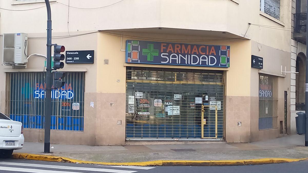 Foto de VENTA LOCAL EN ESQUINA 133M2 VIDRIERA DE 16 METROS - VENEZUELA Y, imagen 1