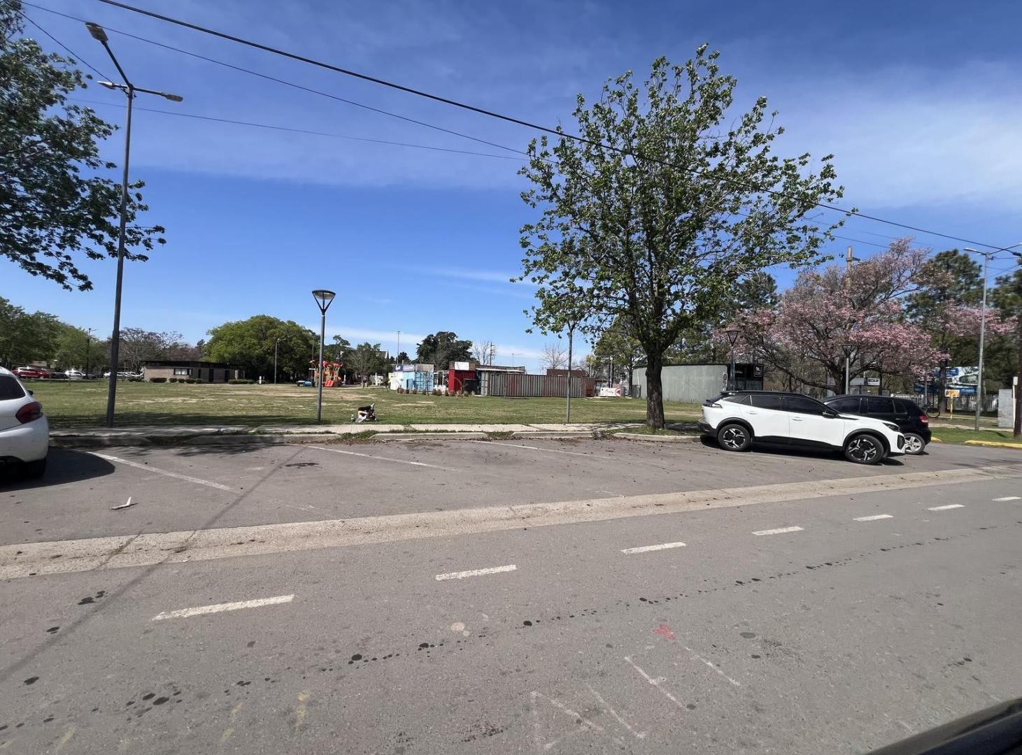 Foto de frente plaza don bosco ideal local, imagen 3