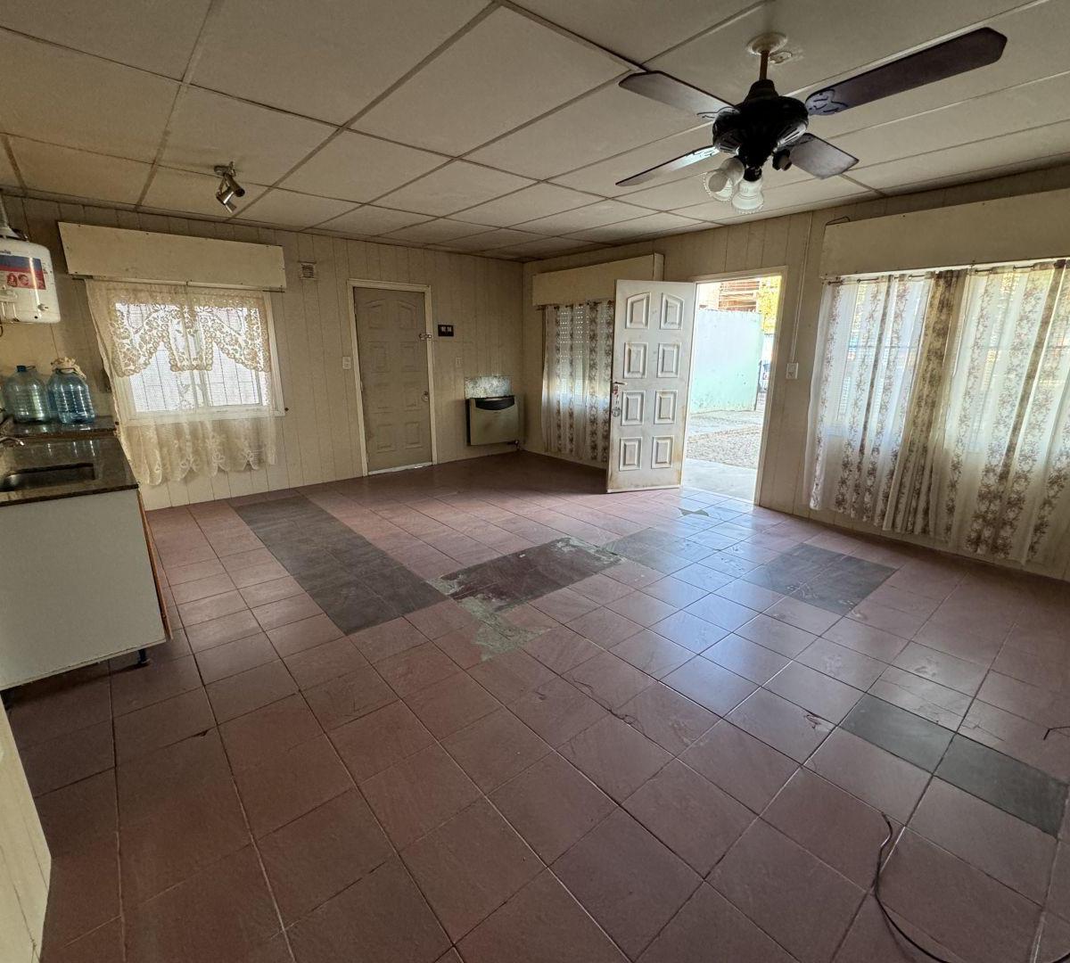 Foto de RETASADO! VENTA de casa 3 ambientes céntrica, Caleta Olivia, imagen 2