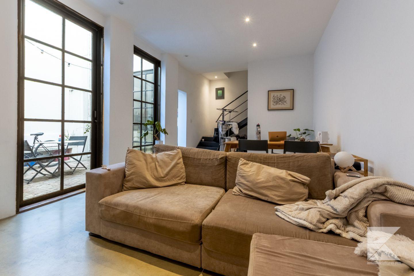 Venta de PH TRIPLEX, dos dormitorios, luminoso, terraza con parrilla, Nuñez
