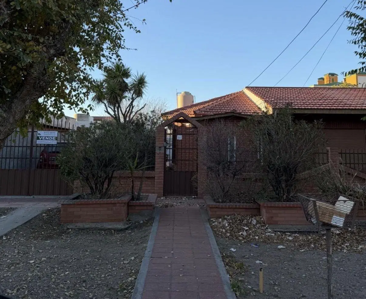 Oportunidad! Venta Casa 3 ambientes + 2 Deptos, centro, Caleta Olivia 3