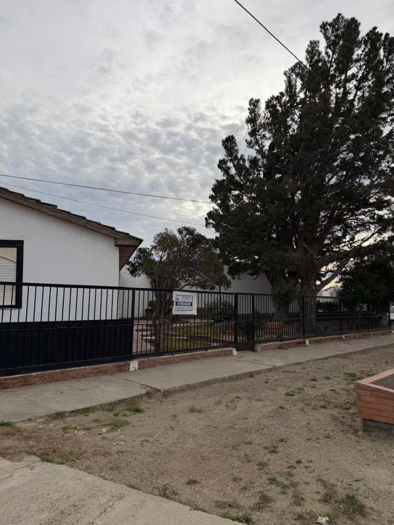 Venta casa 4 ambientes, con garaje, quincho garaje, patio, Bº Ingeniero Gruneisen, Caleta Olivia 3