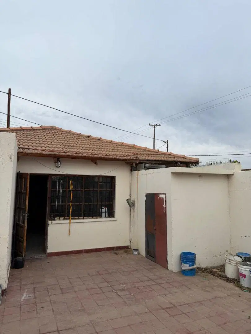 Venta casa 4 ambientes, con garaje, quincho garaje, patio, Bº Ingeniero Gruneisen, Caleta Olivia 5