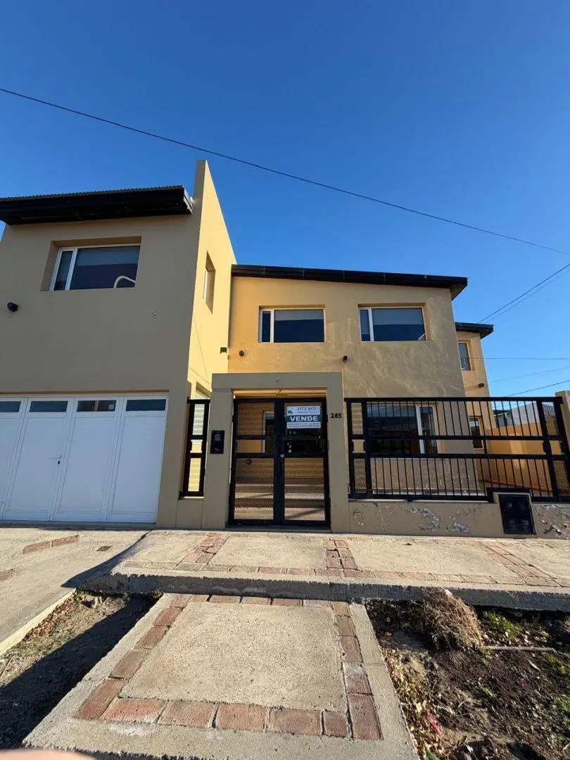 venta casa 4 ambientes, 2 plantas, garaje parrila, Mirador, Caleta Olivia 3